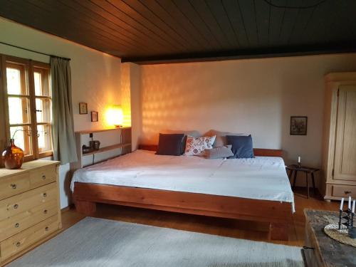 een slaapkamer met een groot bed en een houten plafond bij Berghütte Fürstenwalde in Fürstenwalde