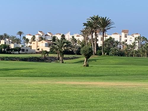 Apartment on Top Beach location next to the 27h golf and ...