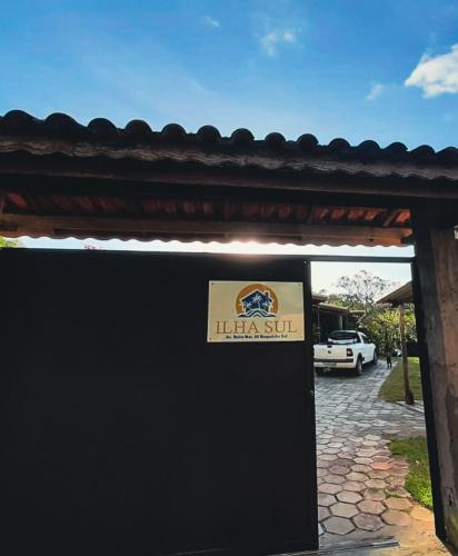 a sign for a hawaiian spa on the side of a building at Pousada Ilha Sul in Cananéia