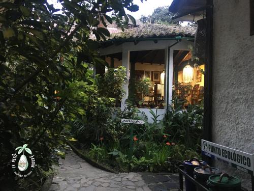 Taman di luar Le Petit Jardin