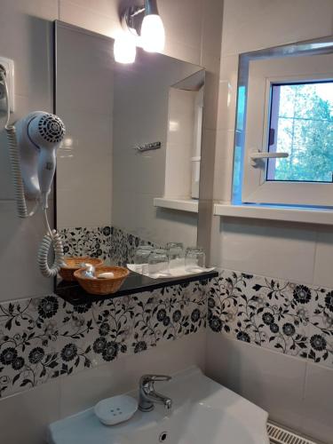 La salle de bains est pourvue d'un lavabo et d'un miroir. dans l'établissement Pension Lion, à Sibiu