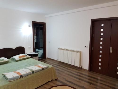 sypialnia z 2 łóżkami i drzwiami do korytarza w obiekcie Casa Olanesti w mieście Băile Olăneşti