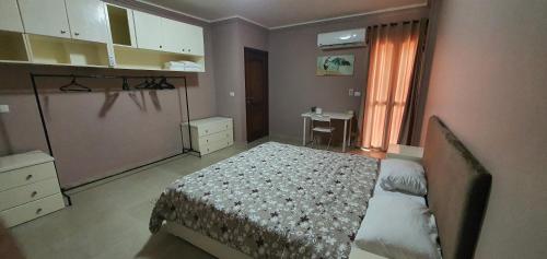 um quarto com uma cama, uma cômoda e uma janela em Tailorbird Nest em Cairo