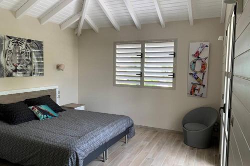 a bedroom with a bed and a window at Villa Manzana : neuve 4ch 4sdb 2 piscines - LUXE in Saint-François