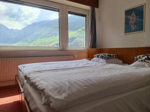 Postel nebo postele na pokoji v ubytování Hôtel de la Poste Martigny - City Center