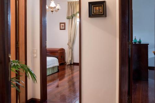 a hallway with a mirror in a room at Moradia em Vilar dos Prazeres in Ourém