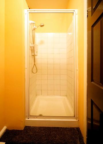 Ein Badezimmer in der Unterkunft Inkerman Tavern