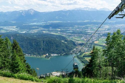 a gondola ride over a lake in the mountains at Hundefreundliche Bergwohnung neben der Skipiste - Mittelstation Skigebiet Gerlitzen in Kanzelhöhe
