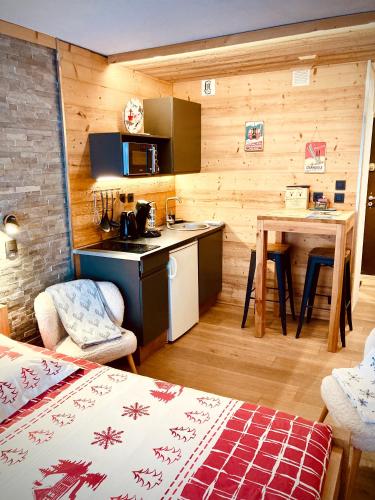 Cette chambre comprend une cuisine et une table. dans l'établissement Le Gypaète, à Chamonix-Mont-Blanc
