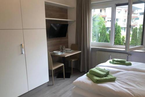 een hotelkamer met een bed, een tafel en een raam bij Brunico 19 in Brunico