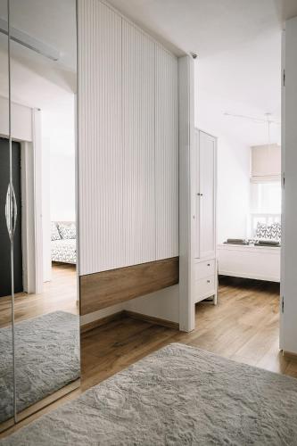 a room with a sliding door with a mirror at Nowoczesne 3 pokojowe mieszkanie na Starym Rynku in Toruń