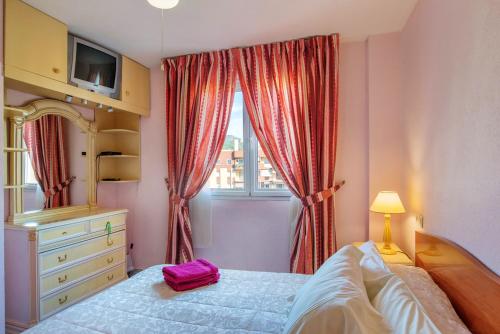 سرير أو أسرّة في غرفة في 2 bedrooms appartement with sea view balcony and wifi at Marbella 1 km away from the beach