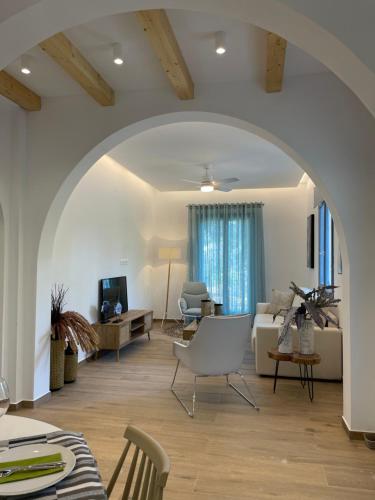 un arco en una sala de estar con sofá en Marine's luxury home, en Votsi