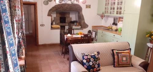 a living room with a couch and a kitchen at Casa da Fonte in Angra do Heroísmo
