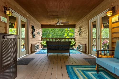 Ein Sitzbereich in der Unterkunft The Woods Cabins