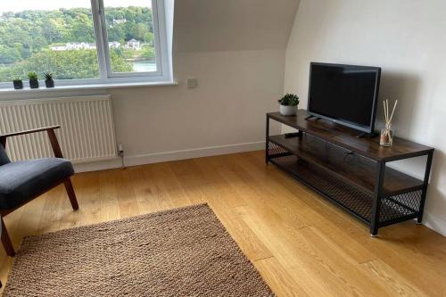 TV o dispositivi per l'intrattenimento presso Apartment with stunning views of Menai Strait.