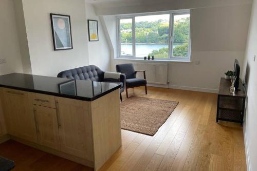 Χώρος καθιστικού στο Apartment with stunning views of Menai Strait.