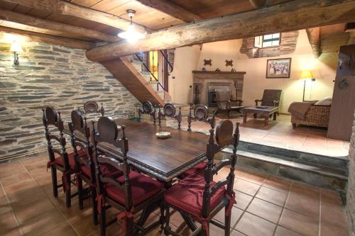 - une salle à manger avec une table et des chaises en bois dans l'établissement CASA XAYMACA, à Samos