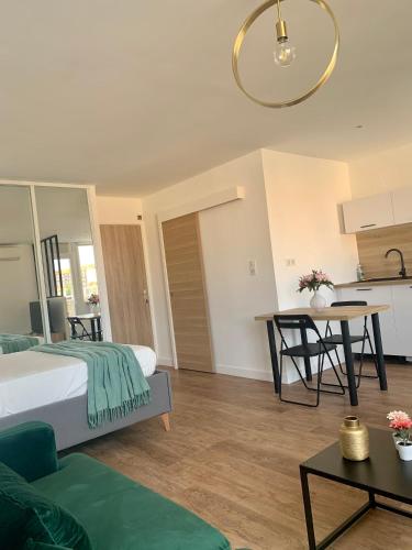 une chambre avec un lit et une table et une cuisine dans l'établissement Joli studio spacieux, à Ajaccio