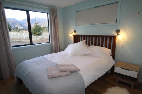 Ένα ή περισσότερα κρεβάτια σε δωμάτιο στο Hawea Mountain cottage