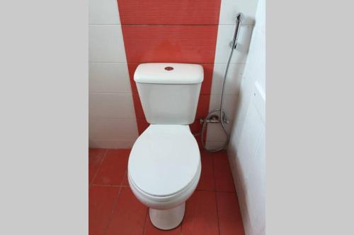a bathroom with a white toilet in a stall at ΑΝΑΚΑΙΝΙΣΜΕΝΗ ΜΟΝΟΚΑΤΟΙΚΙΑ στο κέντρο της πόλης με κήπο in Mesolongion