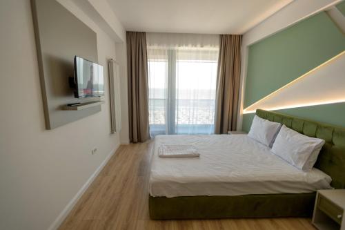 A bed or beds in a room at Plazza Mamaia Nord