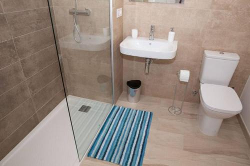 La salle de bains est pourvue d'une douche, de toilettes et d'un lavabo. dans l'établissement Apartment Rosa - Brand new 2 bedroom apartment in Cantal Homes, Ventanicas, Mojacar, à Mojácar