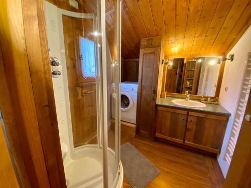 une salle de bain avec douche et lavabo dans l'établissement Chalet massif du Mont Blanc St Gervais Megeve, à Saint-Gervais-les-Bains