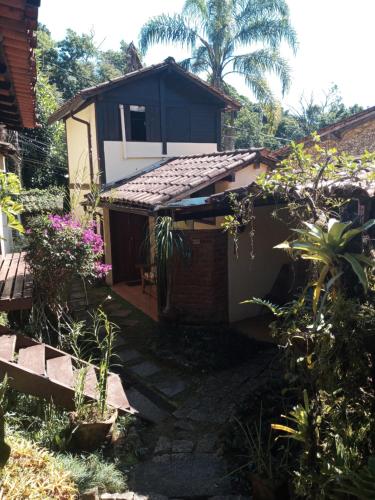 a small house with a pathway leading to it at Pousada Cachoeira in Abraão