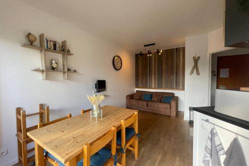 Il comprend une cuisine et une salle à manger avec une table en bois. dans l'établissement T2 avec terrasse fitness et bien-être - Le Diamant, à Villard-de-Lans
