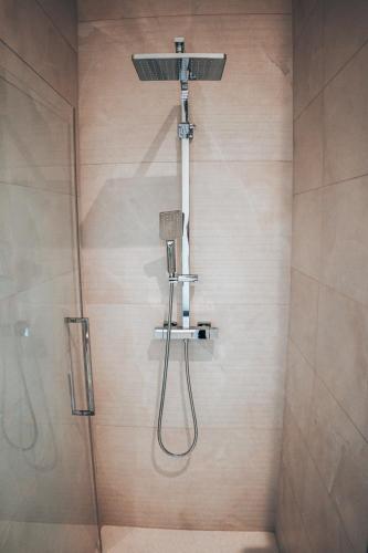 une douche avec pommeau de douche dans une salle de bain dans l'établissement La Maison Mickael, à Marseille