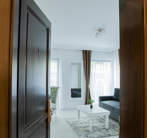 een woonkamer met een bank en een tafel bij City Rooms in Sighetu Marmaţiei