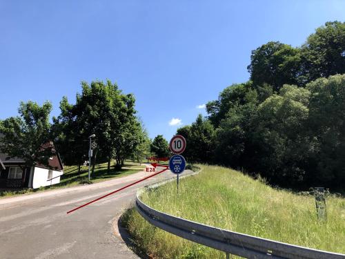 a street sign on the side of a road at Chata Větrník u Černého dolu v Krkonoších in Lauterwasser