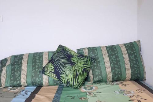 un canapé avec quatre oreillers dessus dans l'établissement Le Trianon, Magnifique appartement proche plage et Deauville, à Blonville-sur-Mer