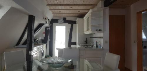 Ett kök eller pentry på Penthouse im historischen Fachwerkhaus mit grosser Dachterrasse an zentralster Lage
