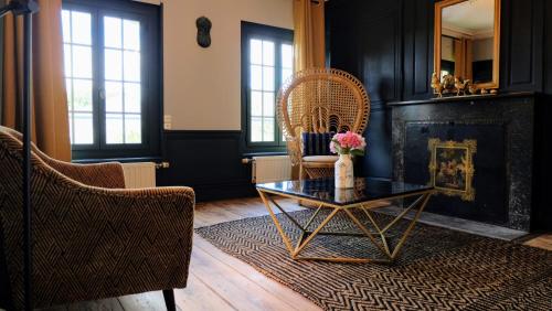 a living room with a table and two chairs at Château d'Aigneville in Aigneville