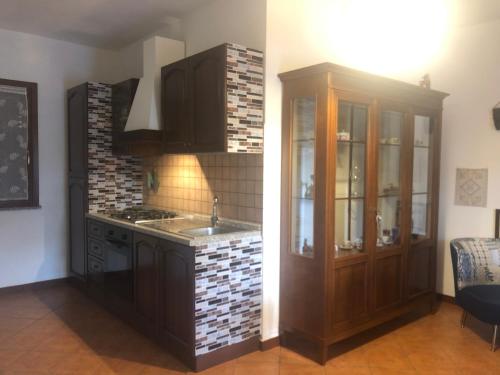 Una cocina o zona de cocina en Stunning apartment in beautiful Villa Florence, 150 mt from the beach, gated 5 mt from the sea