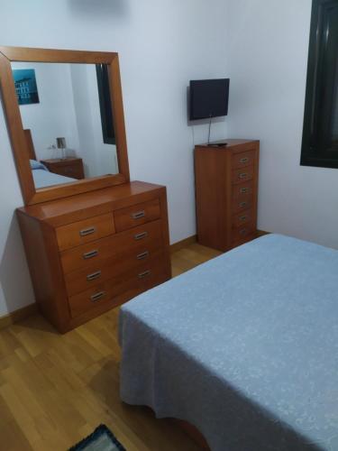 Televízia a/alebo spoločenská miestnosť v ubytovaní Apartamento As Laxes de Illa de Arousa