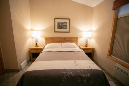 Tempat tidur dalam kamar di Banff National Park Wood lodge