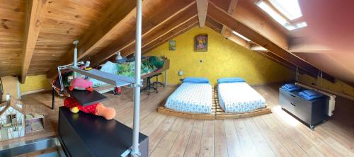 einen Blick über ein Zimmer mit 2 Betten im Dachgeschoss in der Unterkunft SUMERGETE EN LEON .CASA in Cofiñal