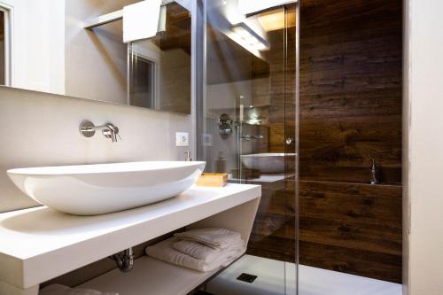 a bathroom with a sink and a shower at Dimora Bennardo in Palazzolo Acreide