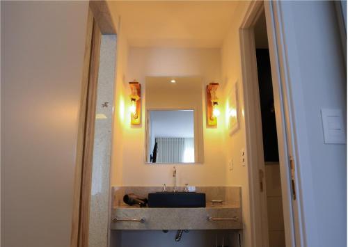 uma casa de banho com um lavatório e um espelho em Hotel do Bosque ECO Resort em Angra dos Reis