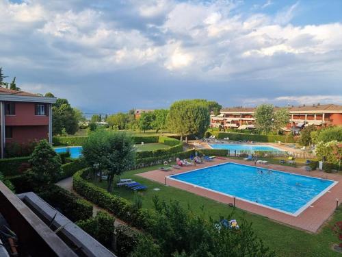 Bazén v ubytování Home Gardaview Desenzano nebo v jeho okolí