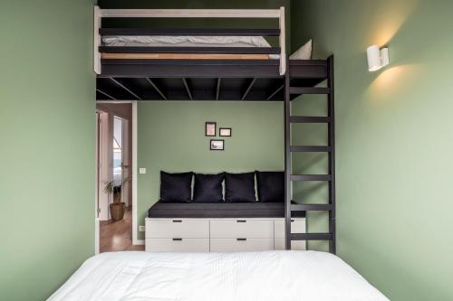 sypialnia z łóżkiem piętrowym w pokoju w obiekcie Villa Plage Oosteroever w Ostendzie