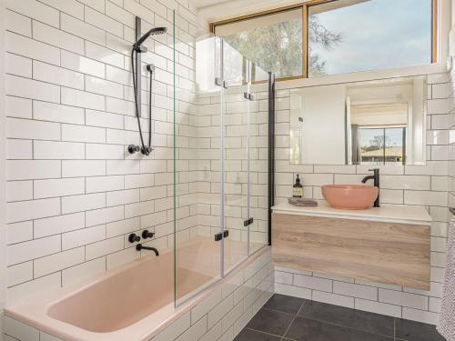 Un baño de Seanic at Smiths - book a 3rd night at half price Available from 1st June - 31st Aug excluding School Holidays & Public Holidays