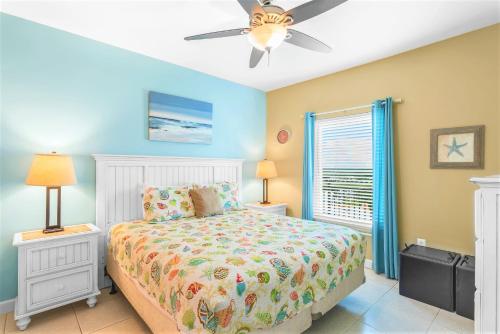 um quarto com uma cama e uma ventoinha de tecto em Splash Condo, Aqua Park, Lazy River em Panama City Beach