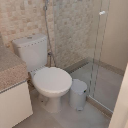 a bathroom with a toilet and a shower at Apartamento Mania in Vitória