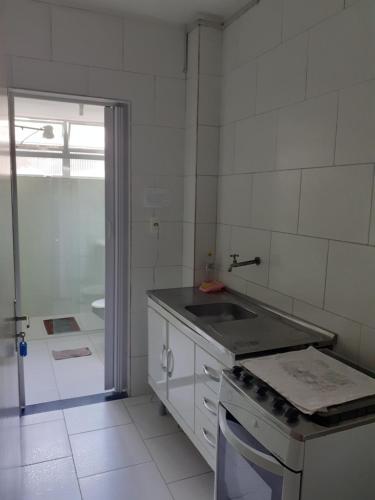 Dapur atau dapur kecil di Kitnet em Santos a melhor cidade do litoral paulista.