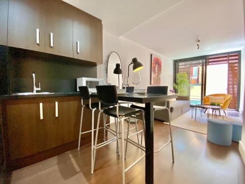 uma cozinha com mesa e cadeiras num quarto em Charming Malasaña Center em Madri
