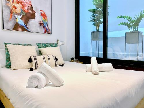 um quarto com uma cama com toalhas em Charming Malasaña Center em Madri